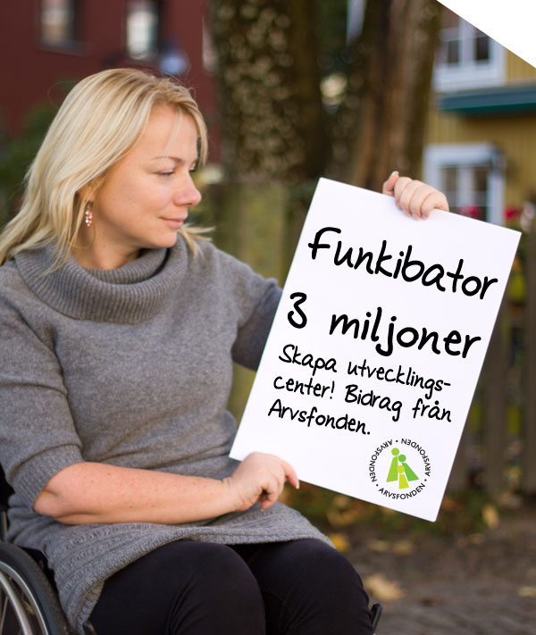 Sök projektmedel En tjej med en skylt med texten "Funkibator 3 miljoner, skapa utvecklingscenter. Bidrag från Arvsfonden."