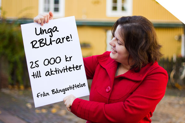 Funkibator fonder & bidrag En tjej som håller en skylt med texten "unga rbu-are 25 000 kronor till aktiviteter."