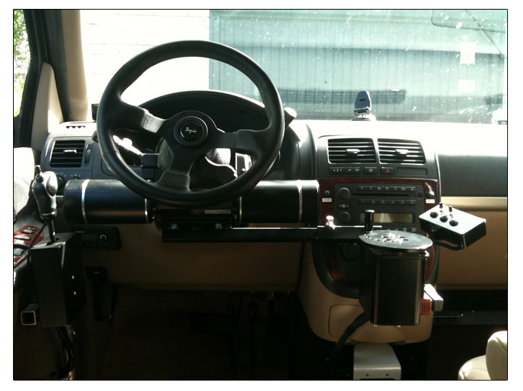 Funkibator brukarstöd Bild på anpassat styrsystem, där ratt och joystick syns